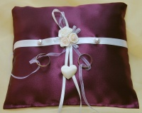 Ringkissen zur Hochzeit aus edlem Brautsatin in Aubergine