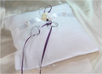 Ringkissen zur Hochzeit aus feinem Leinen in Wei� und Aubergine