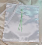 Edle Schutztasche aus Satin in Wei� und Lindgr�n f�r B�cher bis 21x23 cm