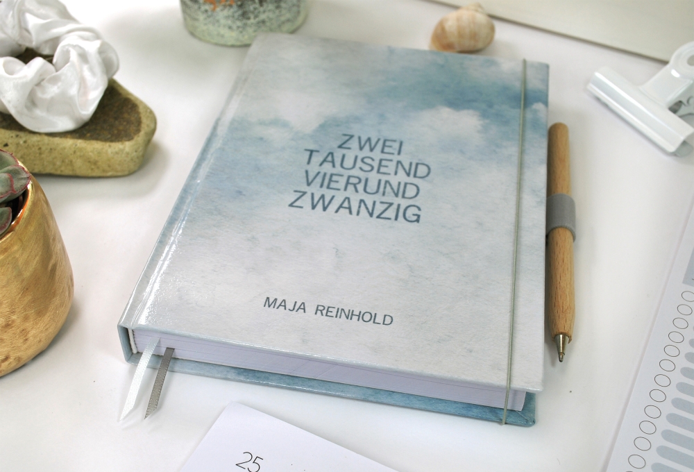 aufwendige Bindung für eine absolute Planlage der Buchseiten und bequemes Schreiben - Lesebändern erleichtern das Auffinden der richtigen Buchseiten