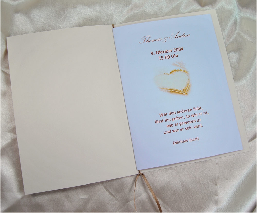 Kirchenheft zur Hochzeit mit einem Herz aus Sand