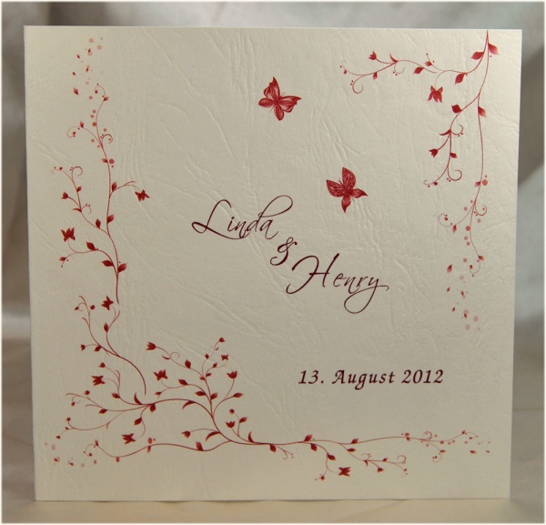einladungskarte zur Hochzeit in Creme und Bordeaux mit floralem Motiv und Schmetterlingen