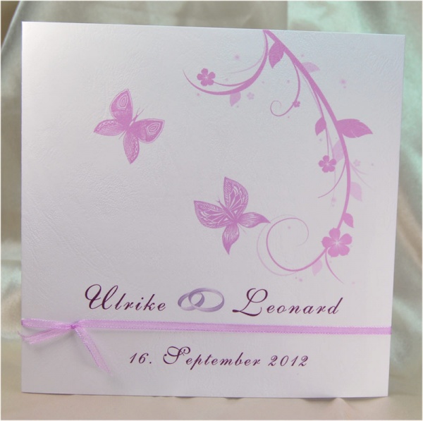 Einladungskarte zur Hochzeit in zartem Flieder mit floralem Motiv und Schmetterlingen