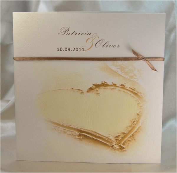 Einladungskarte zur Hochzeit mit einem Herz aus Sand